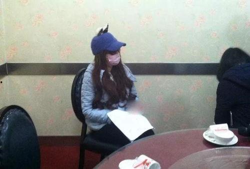 老虎咬人女子背景,女子遭遇老虎袭击，生死瞬间